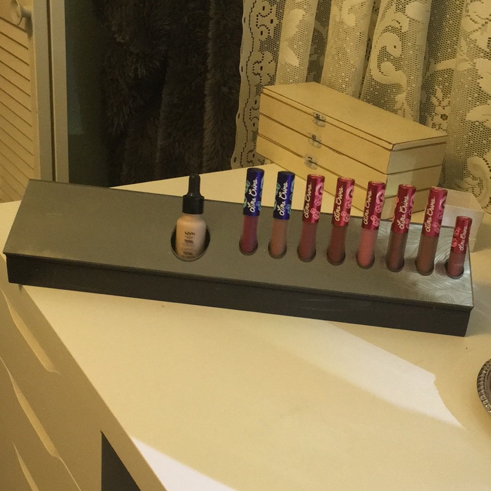 Makeup display (Makeup not included)